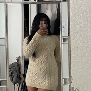 Backless longsleeve dress 🤍